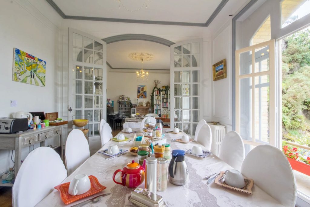 Villa Tranquillité, petit déjeuner, vue sur le canal de Nantes à Brest