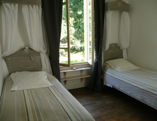 La chambre d'hôte les Randonneurs, Villa Tranquillité, comporte deux lits de 90 qui sont séparés. On peut éventuellement les rapprocher. Elle donne sur le jardin et bénéficie d'un bel ensoleillement