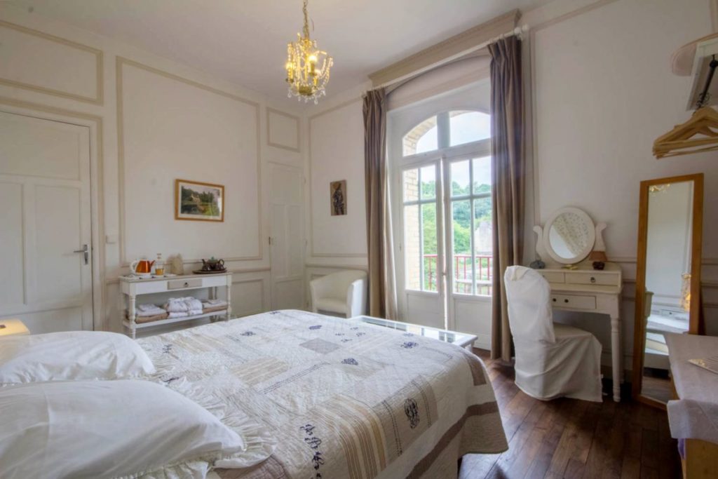 Chambre d'hôte La Comtesse, balcon, vue sur l'écluse et le canal de Nantes à Brest : Villa tranquillité
