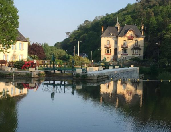 La Villa Tranquillité dans la lumière du soleil avec le reflet du canal de Nantes à Brest à Rohan
