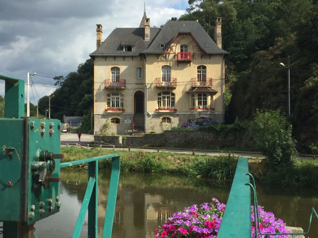 Prise de vue depuis l'écluse, Villa Tranquillité, sur le canal de Nantes à Brest à Rohan