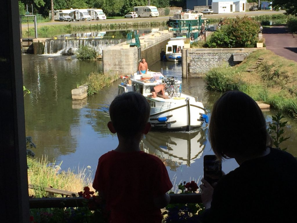 Canal de Nantes à Brest : bateau à l'écluse de Rohan