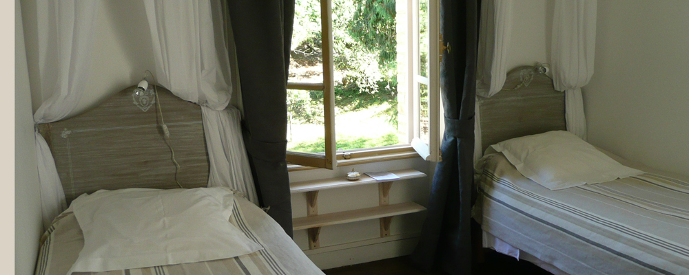 Chambre Les Randonneurs, deux lits, vue sur le jardin