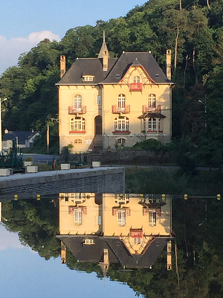 La Villa Tranquillité est située sur bord du Canal de Nantes à Brest. Elle bénéficie d'une très belle vue depuis les fenêtres des chambres d'hôtes, qui permet d'observer les bateaux passer à l'écluse et les vélos et randonneurs flâner sur le sentier de hallage.