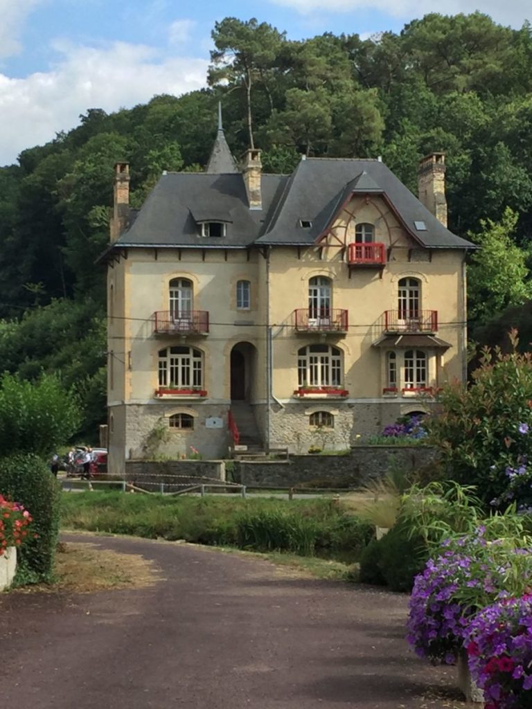 Vue depuis le hallage : Villa Tranquillité, Rohan, canal de Nantes à Brest