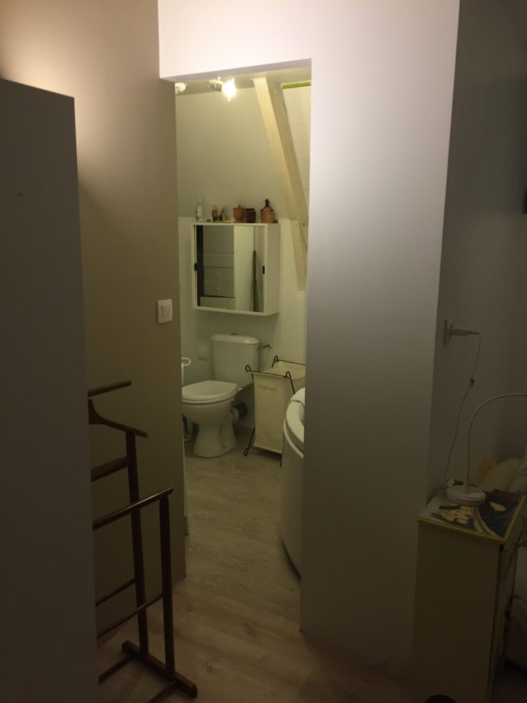 Chambre d'appoint n° 7 avec salle de bain partagée. Lit Futon en 140.