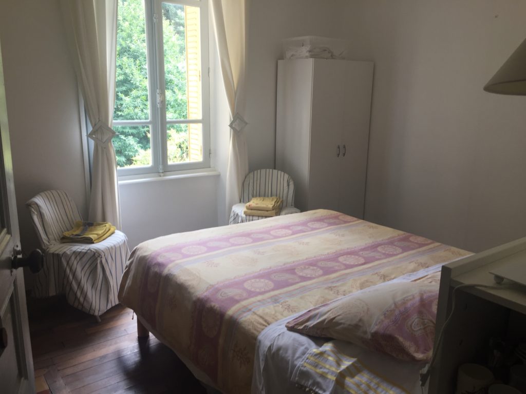 Chambre d'appoint n°6, sans salle de bain. Lit double 160