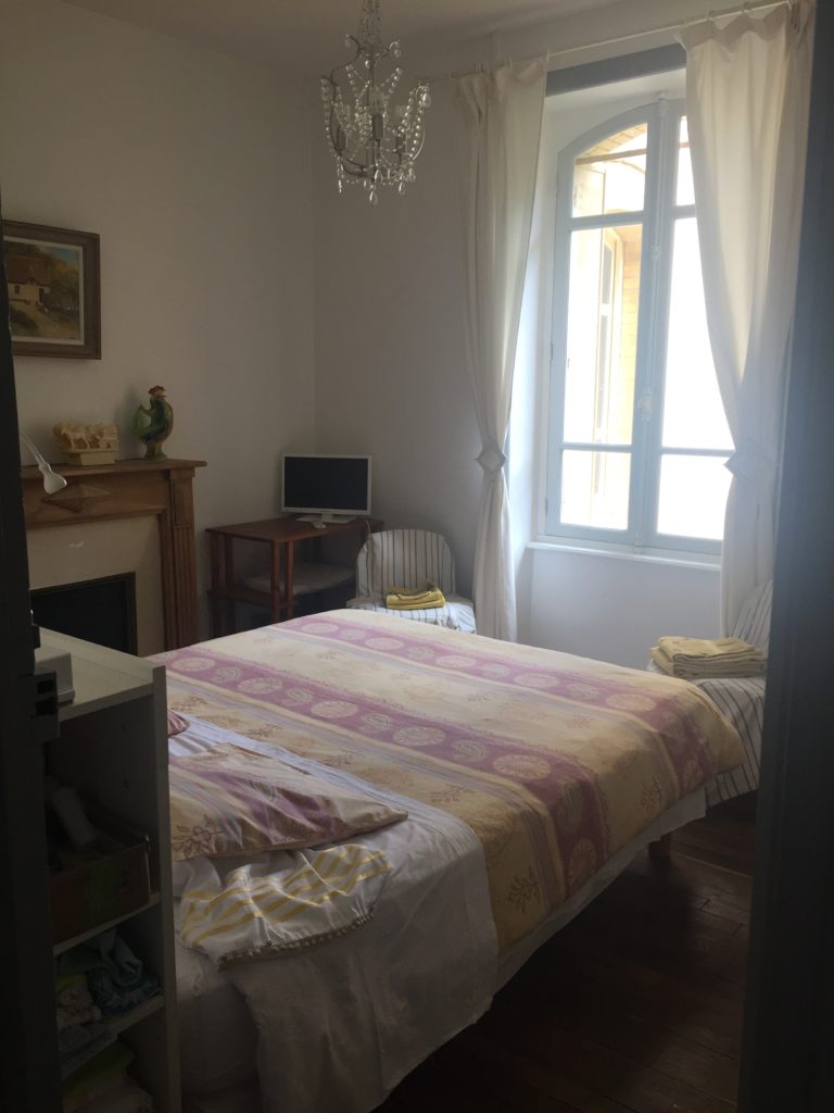 Chambre d'appoint n°6, sans salle de bain. Lit double 160